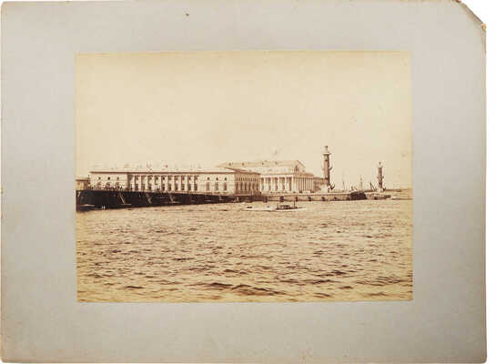 Старинная фотография с изображением Стрелки Васильевского острова. СПб., [конец XIX - начало XX вв.].